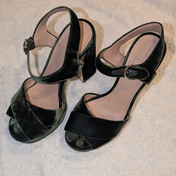 Tory Burch Banana Leaf Green Velvet Bag and Green Velvet Sandals - Picture 4 of 15